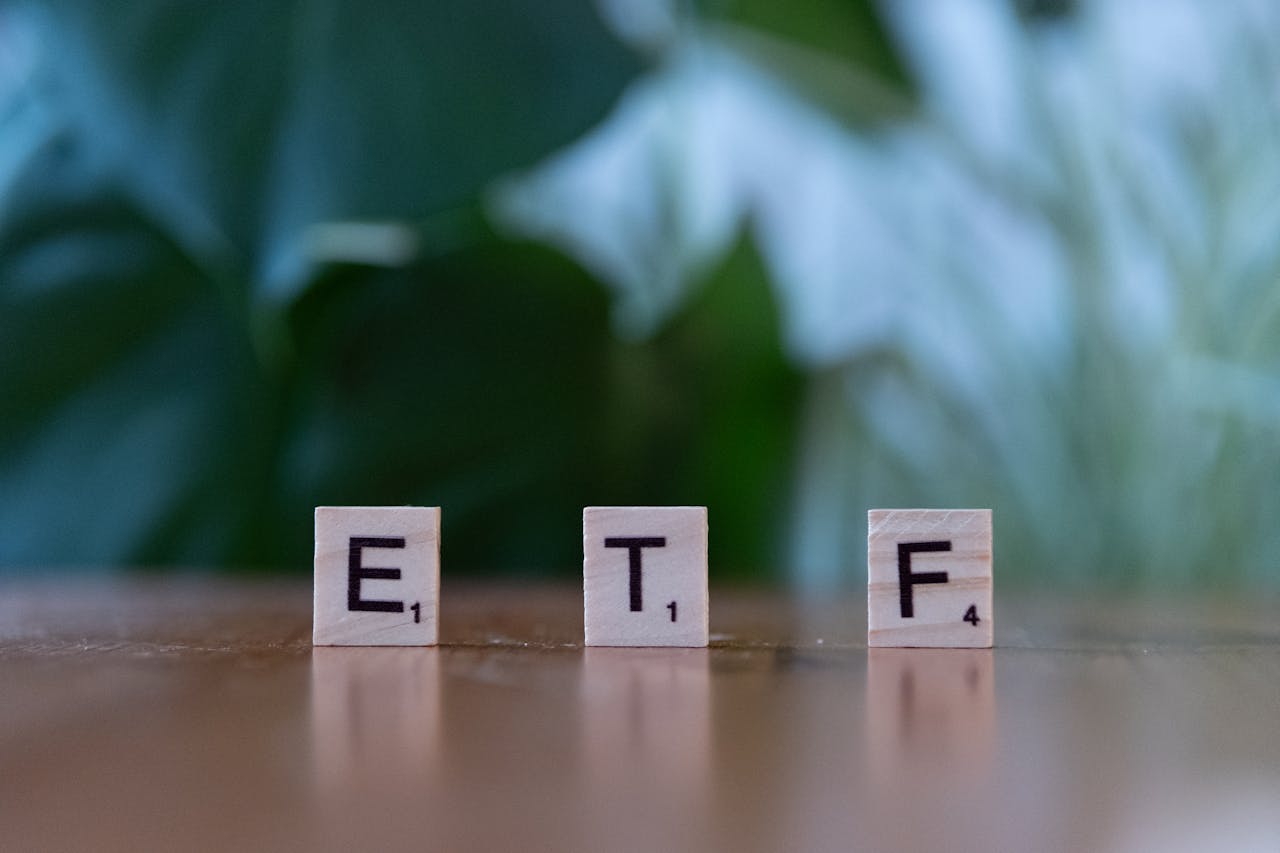 Bitcoin Spot ETF vs Futures ETF: Which Is Better for Long-Term Holding?