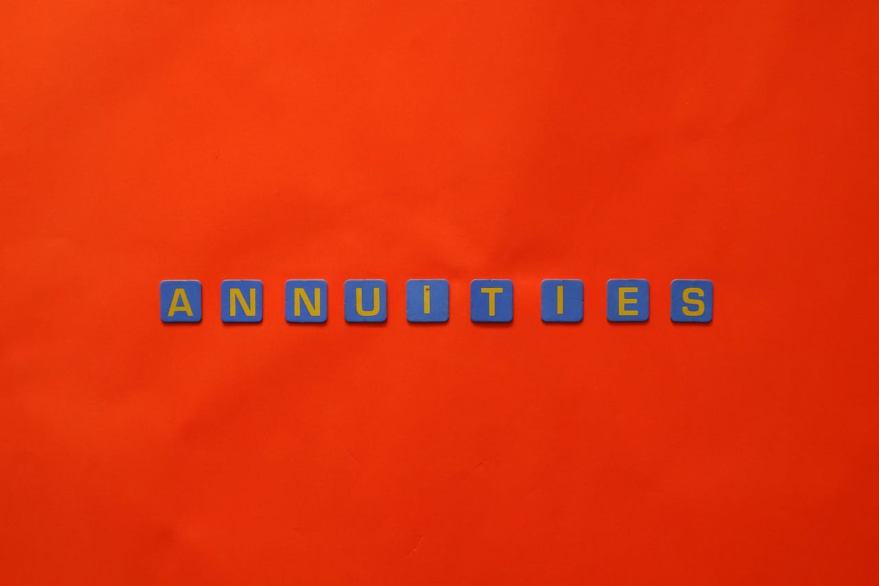 Pensions vs Annuities: Retirement Income Planning Guide for the US and Europe in 2025